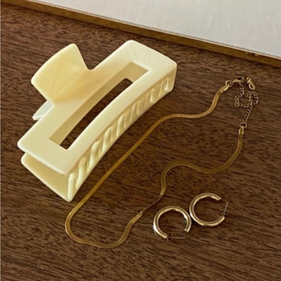 KOV Essentials Accessories - Kov Essentials daily clip sweet cream size large